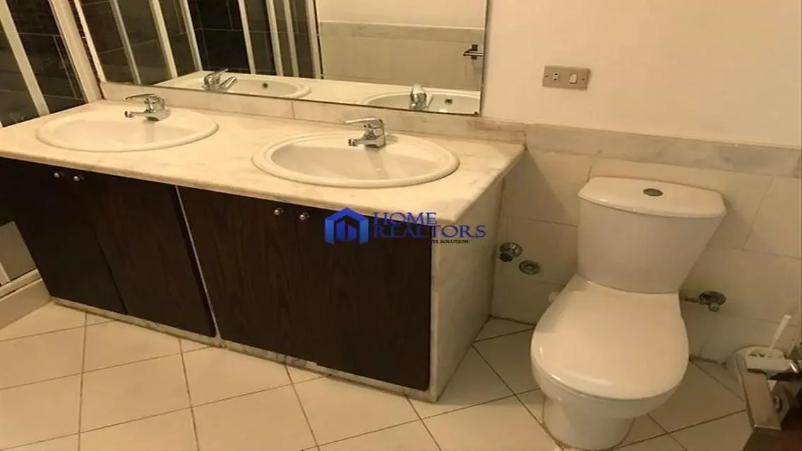 فيلا فاخرة للبيع مع مسبح وحديقة خاصة