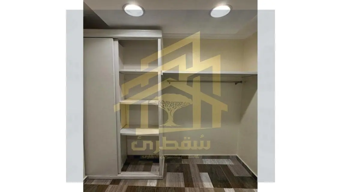 شقة فاخرة للبيع بتكييف مركزي في موقع مميز