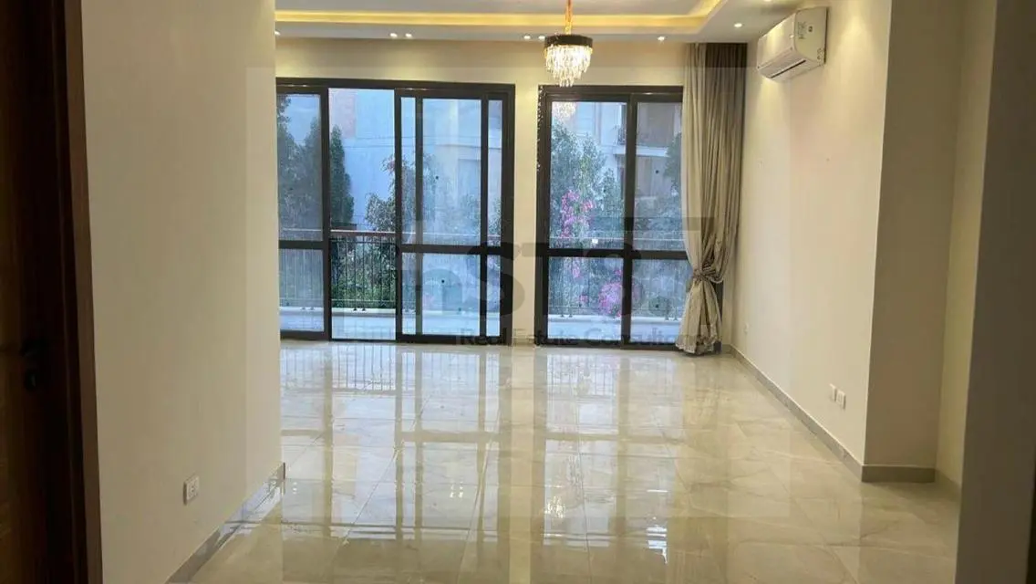 فيلا فاخرة بمساحة 55000 متر مع حديقة ومسبح خاص