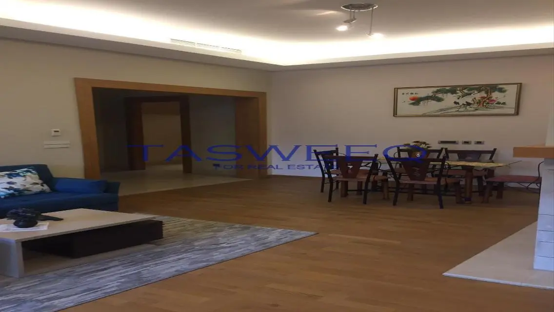 شقة فاخرة بمساحة واسعة للبيع