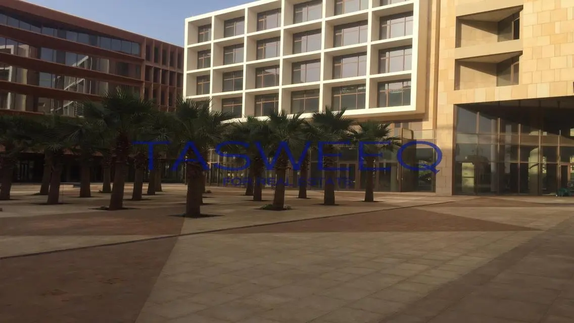 شقة فاخرة بمساحة واسعة للبيع