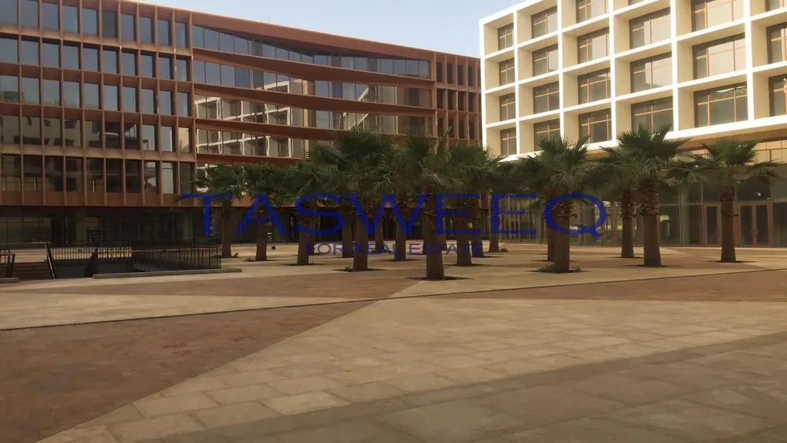 شقة فاخرة بمساحة واسعة للبيع
