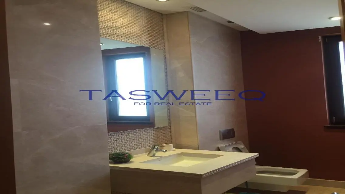 شقة فاخرة بمساحة واسعة للبيع