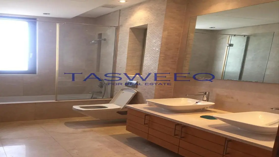 شقة فاخرة بمساحة واسعة للبيع