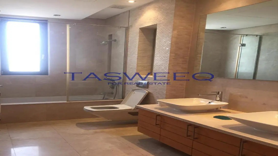 شقة فاخرة بمساحة واسعة للبيع