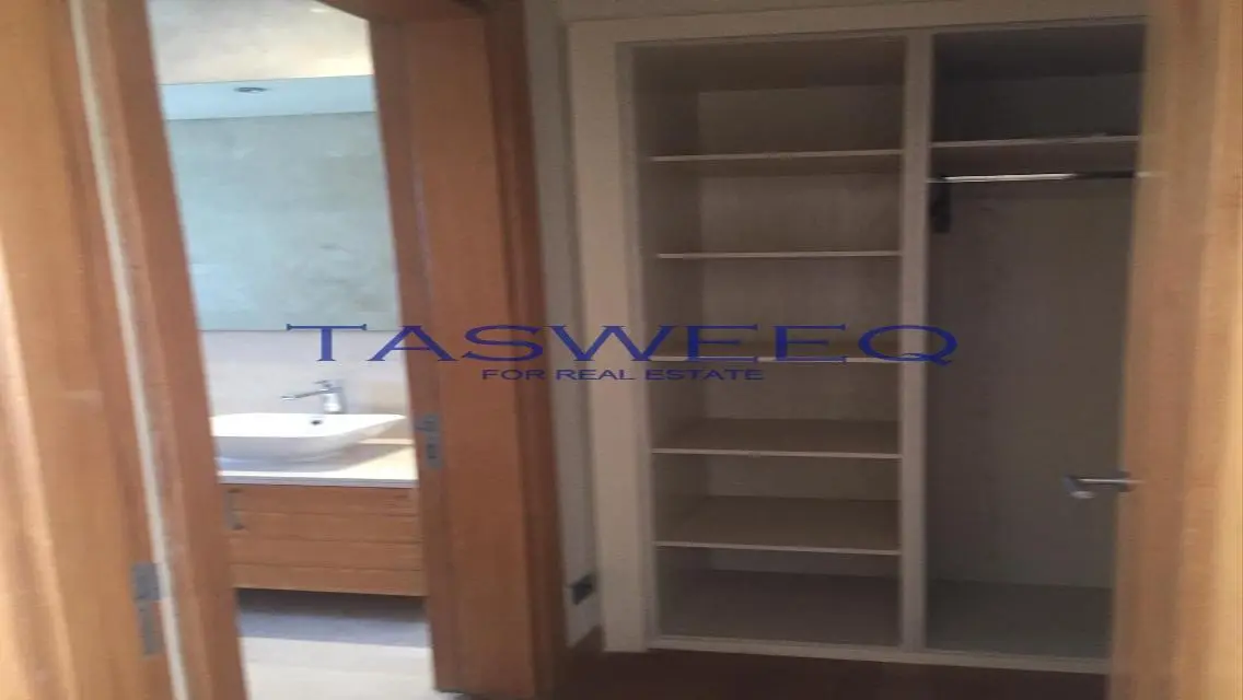شقة فاخرة بمساحة واسعة للبيع