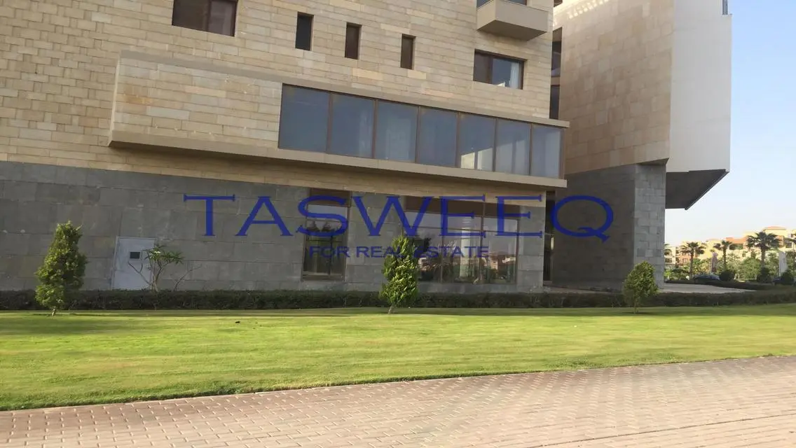 شقة فاخرة بمساحة واسعة للبيع