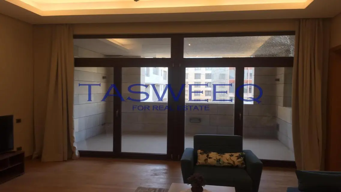 شقة فاخرة بمساحة واسعة للبيع