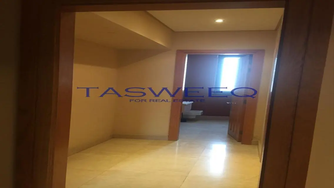 شقة فاخرة بمساحة واسعة للبيع