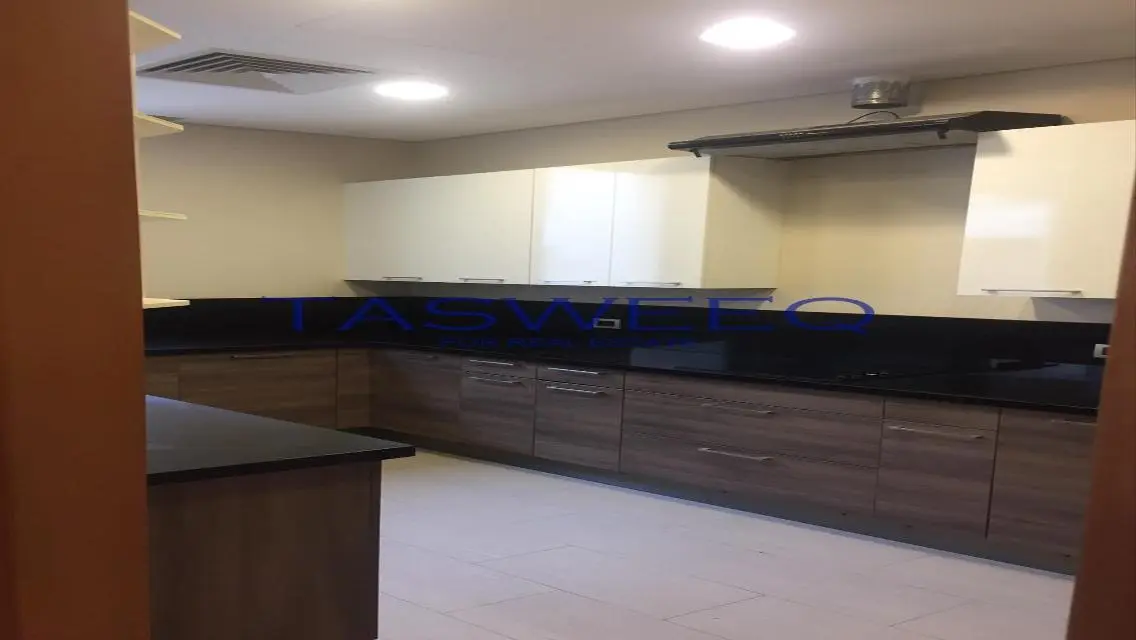 شقة فاخرة بمساحة واسعة للبيع