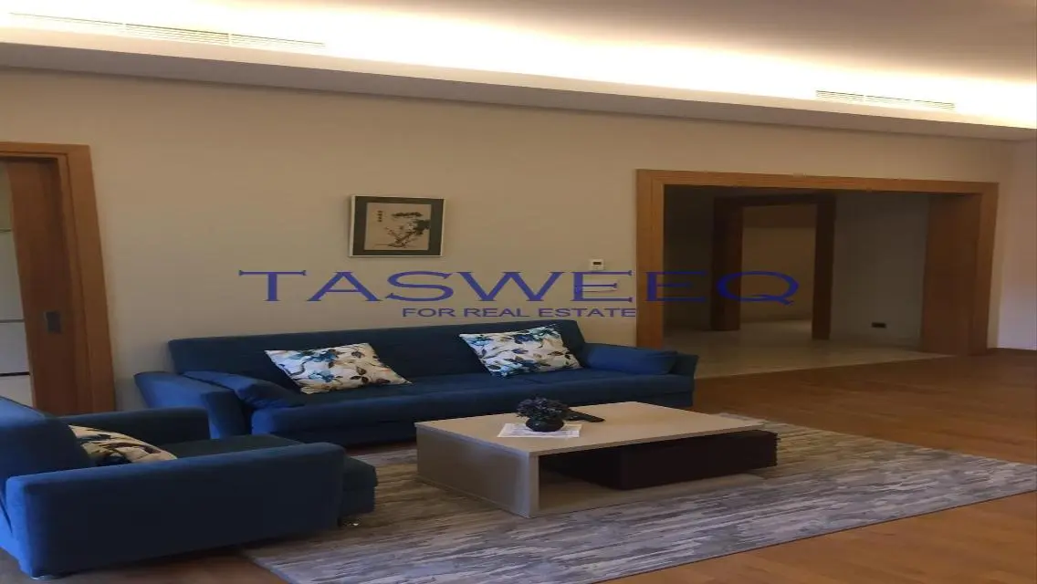 شقة فاخرة بمساحة واسعة للبيع
