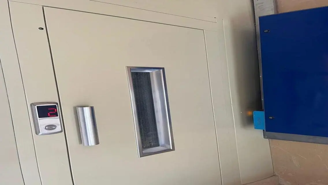 شقة فاخرة بمساحة كبيرة مع شرفة وموقف مغطى