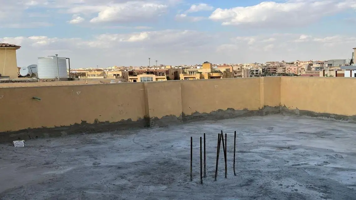شقة فاخرة بمساحة كبيرة مع شرفة وموقف مغطى
