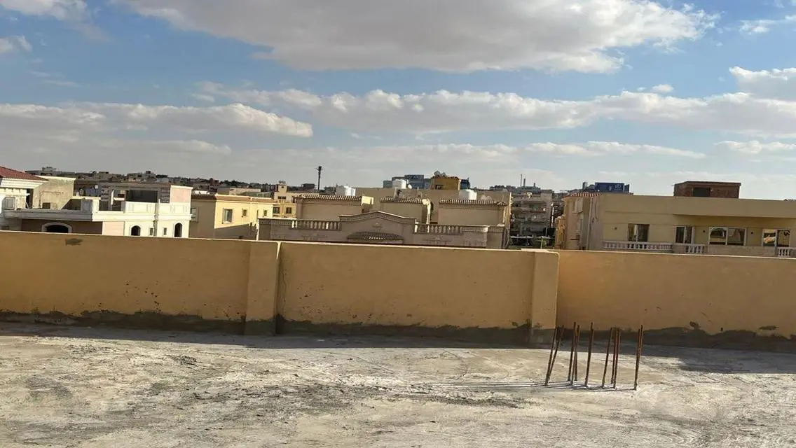 شقة فاخرة بمساحة كبيرة مع شرفة وموقف مغطى
