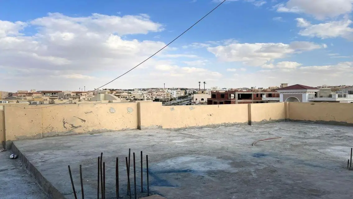 شقة فاخرة بمساحة كبيرة مع شرفة وموقف مغطى