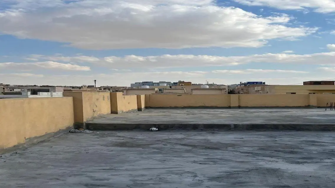 شقة فاخرة بمساحة كبيرة مع شرفة وموقف مغطى