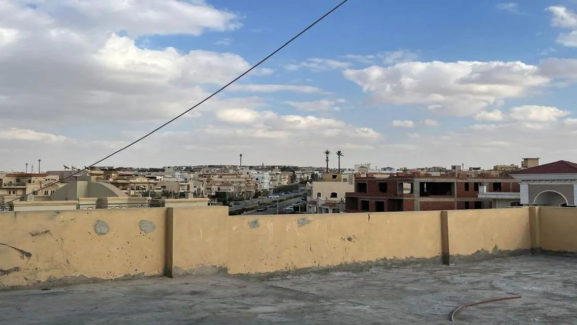 شقة فاخرة بسعر ممتاز مع شرفة ومرافق رائعة