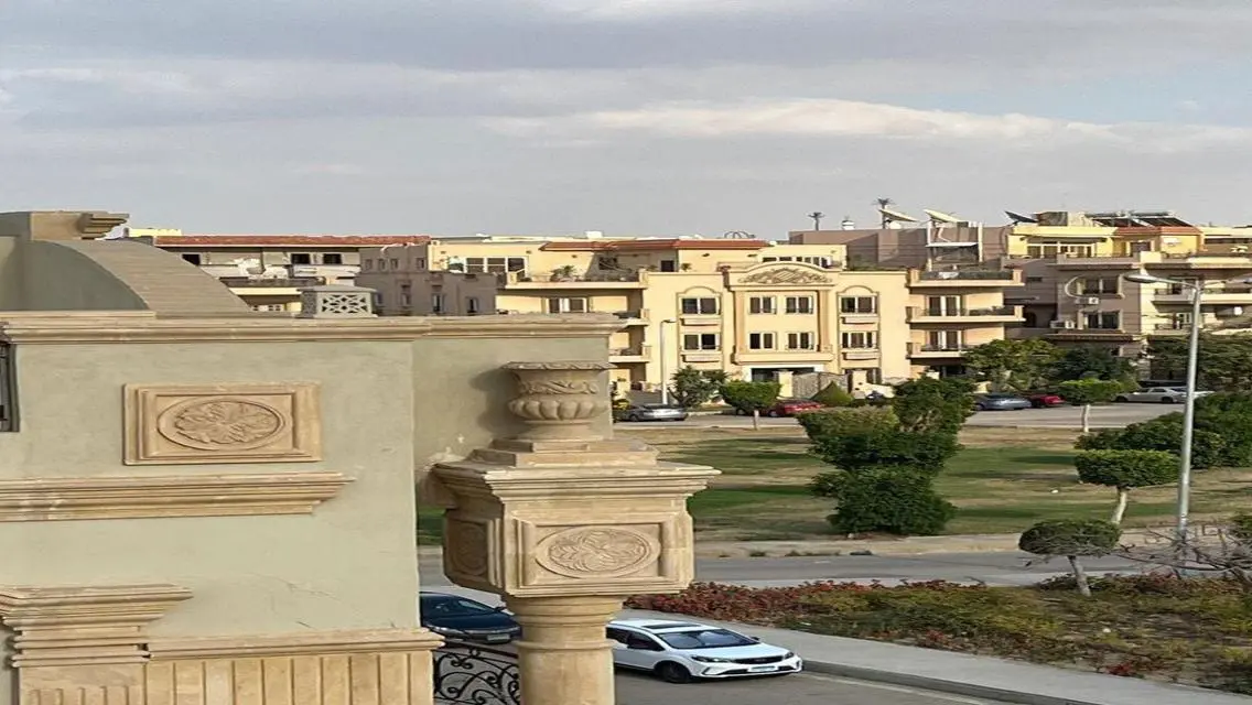 شقة فاخرة بسعر ممتاز مع شرفة ومرافق رائعة