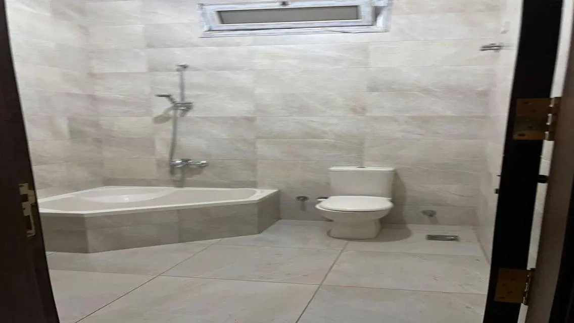 شقة حديثة 3 غرف نوم و2 حمام بمساحة كبيرة