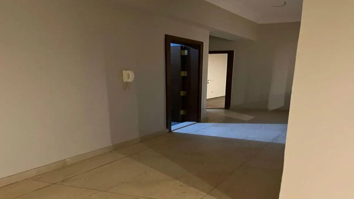 شقة حديثة 3 غرف نوم و2 حمام بمساحة كبيرة