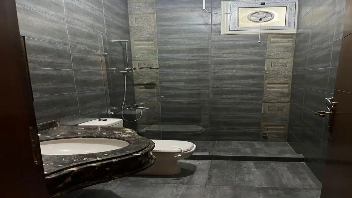 شقة حديثة 3 غرف نوم و2 حمام بمساحة كبيرة