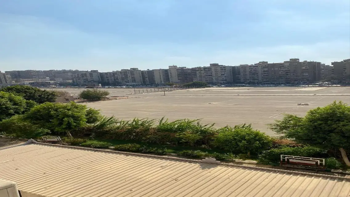شقة فاخرة للبيع مع شرفة في قلب المدينة