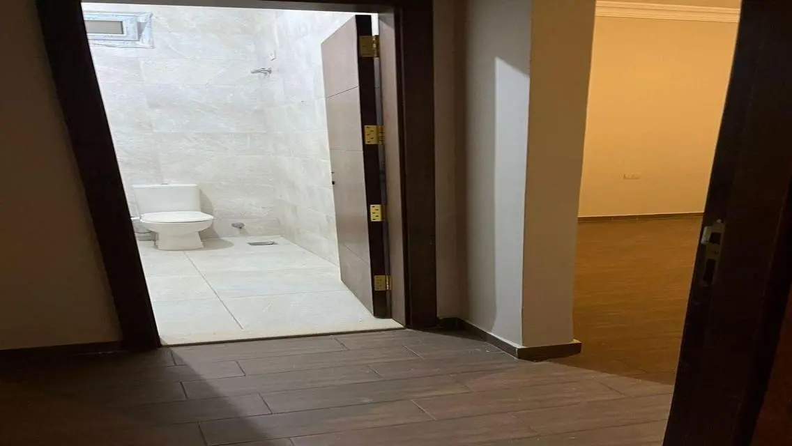 شقة سكنية مع حديقة خاصة وحارس أمن للبيع