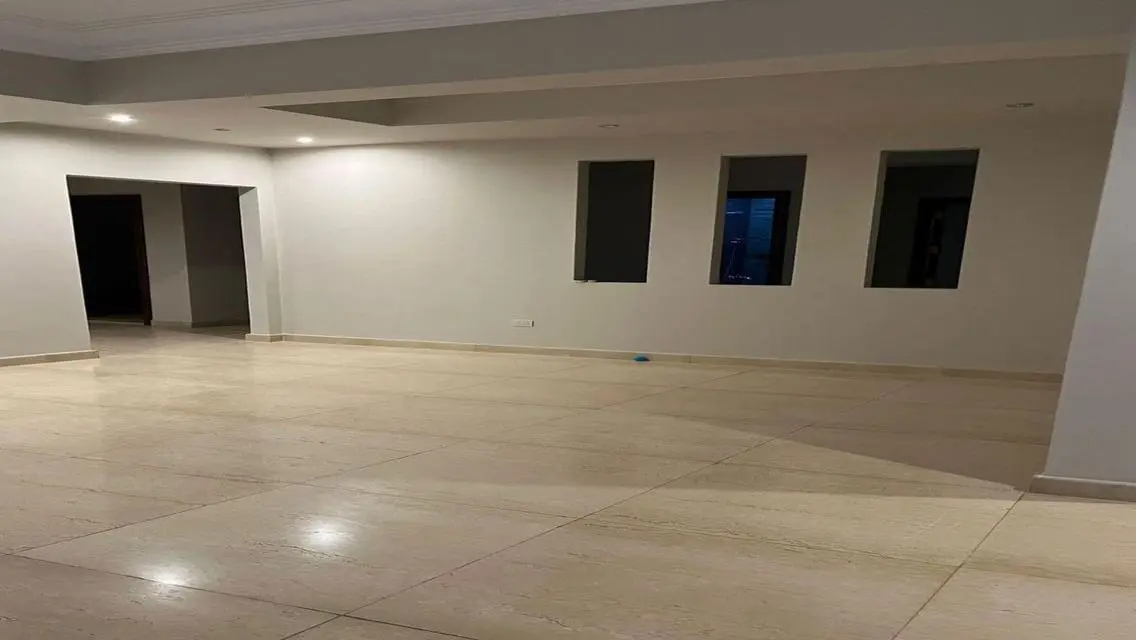 شقة سكنية مع حديقة خاصة وحارس أمن للبيع