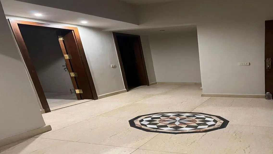 شقة سكنية مع حديقة خاصة وحارس أمن للبيع