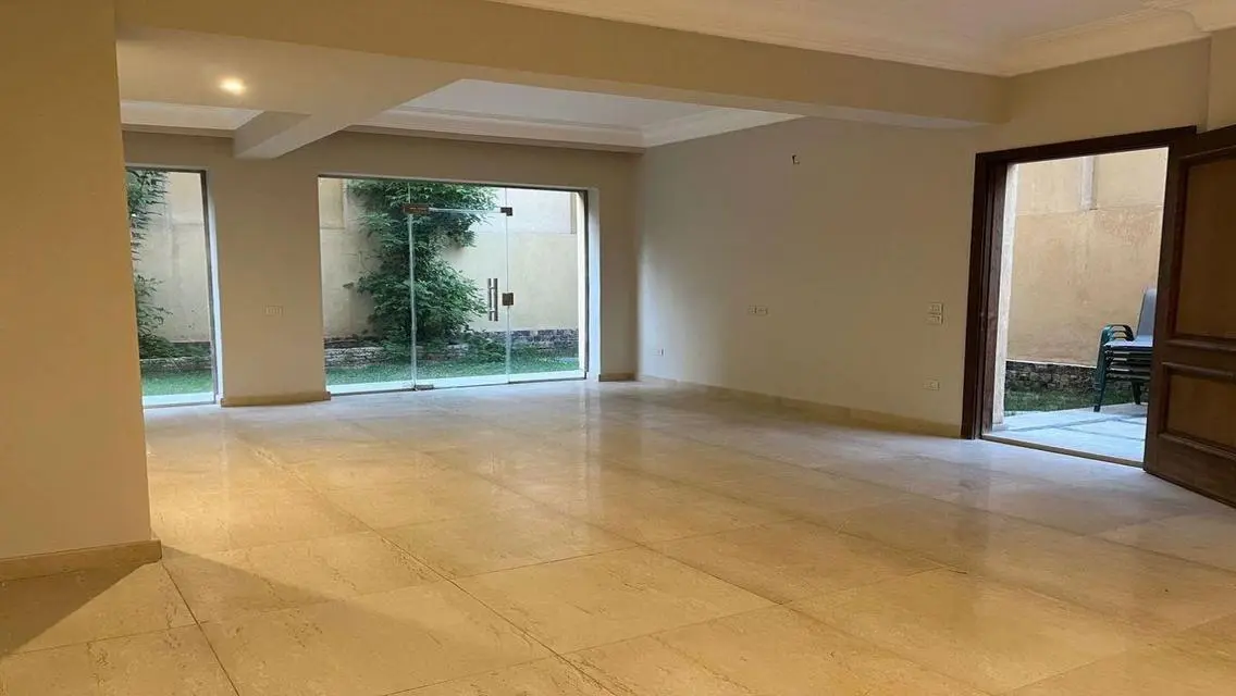 شقة سكنية مع حديقة خاصة وحارس أمن للبيع