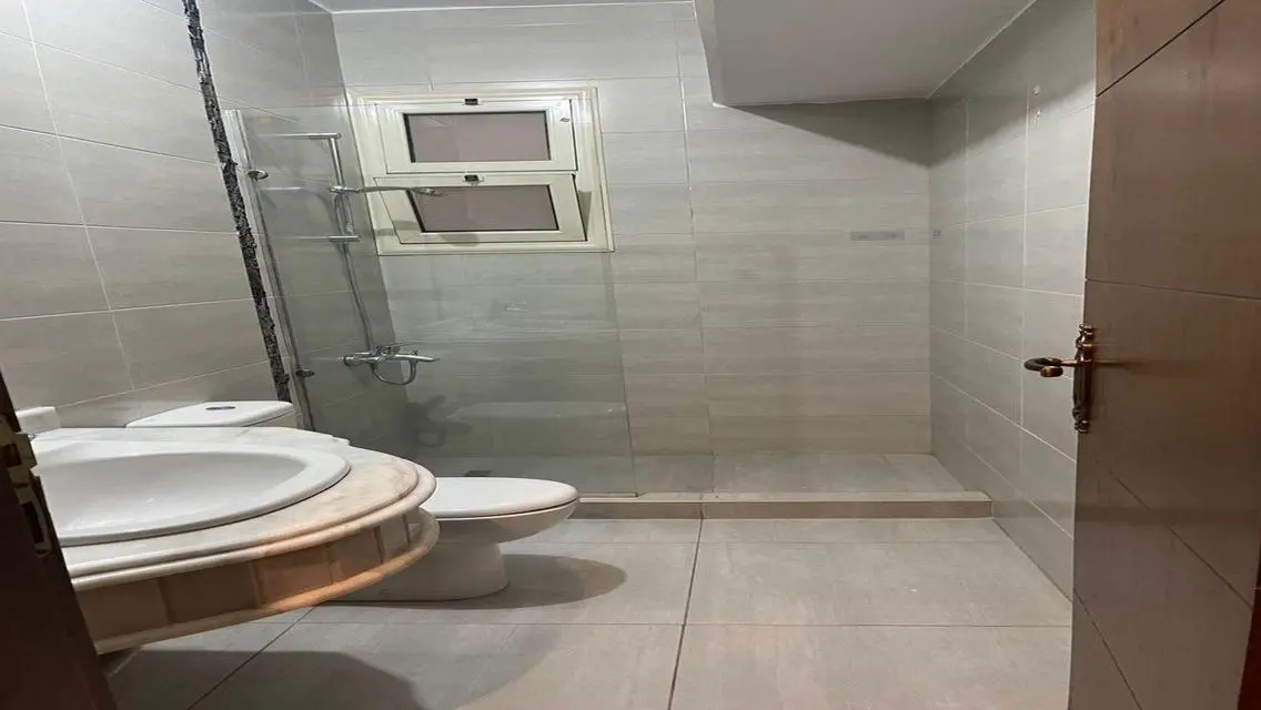 شقة سكنية مع حديقة خاصة وحارس أمن للبيع