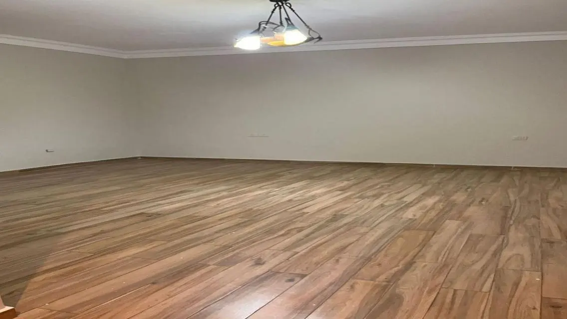 شقة سكنية مع حديقة خاصة وحارس أمن للبيع