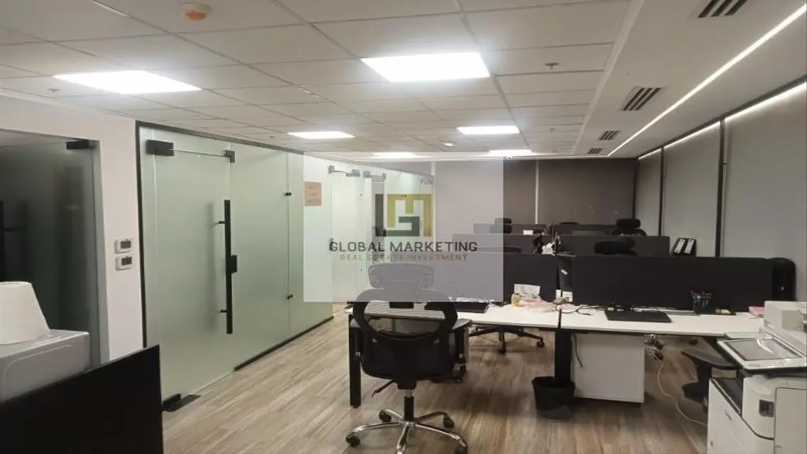 فرصة استثمارية رائعة بمكتب مؤثث للبيع