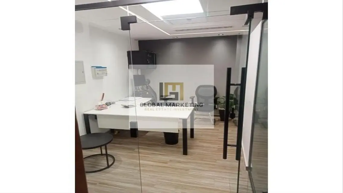 فرصة استثمارية رائعة بمكتب مؤثث للبيع