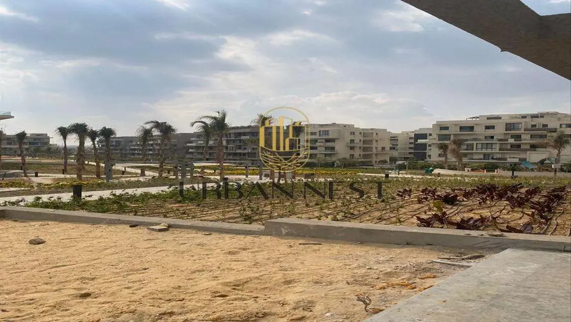 فيلا فاخرة مع حديقة خاصة ومسبح مشترك
