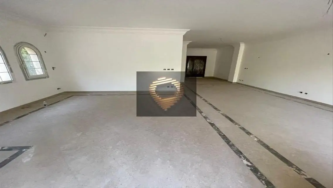Luxury Property with Private Garden and Pool in Prime Location