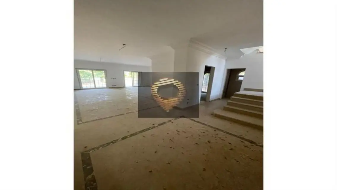 Luxury Property with Private Garden and Pool in Prime Location