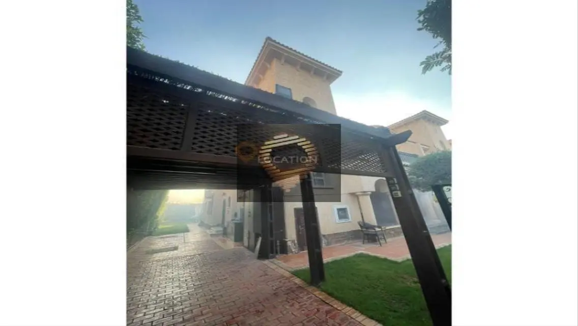 Luxury Property with Private Garden and Pool in Prime Location
