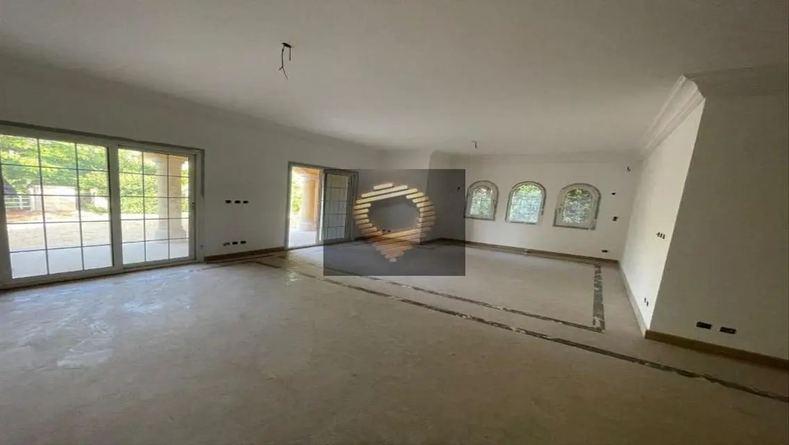 Luxury Property with Private Garden and Pool in Prime Location