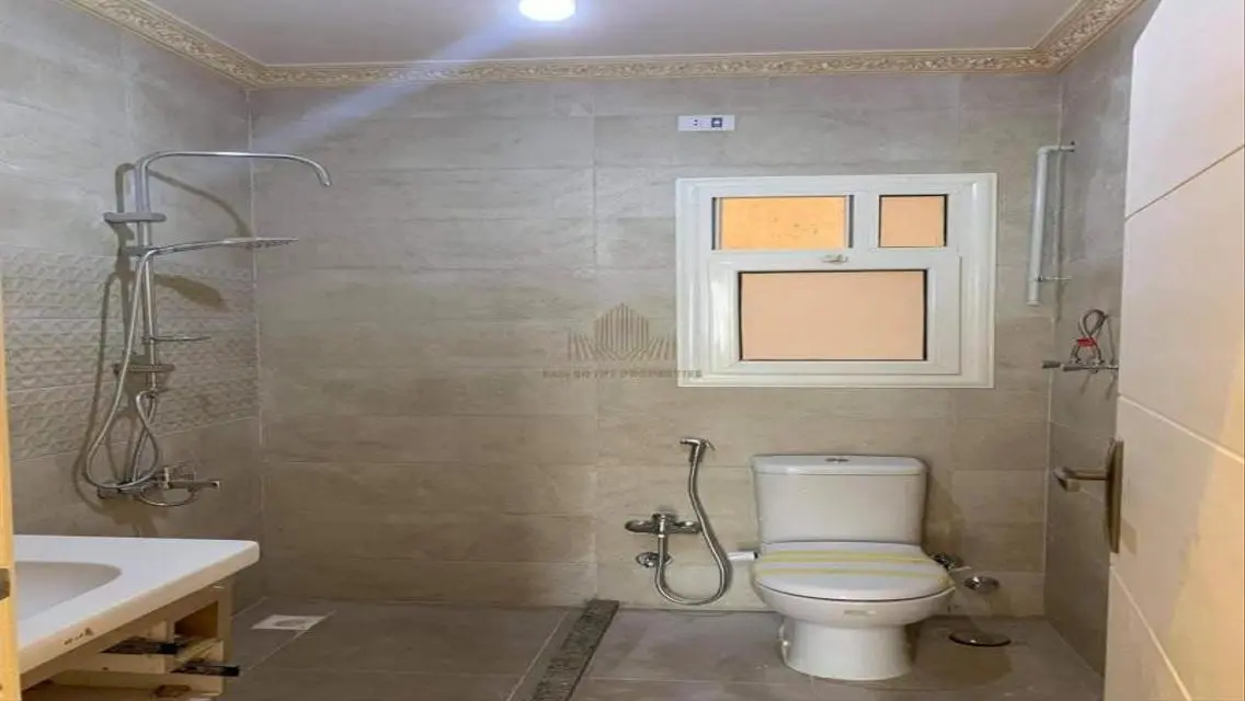 شقة مميزة مع شرفة وحارس أمن