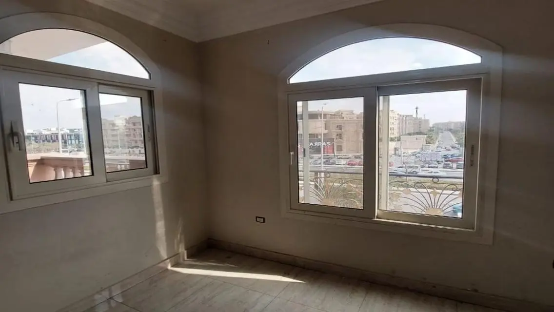 شقة بمساحة 220 متر مطلة على معلم رئيسي