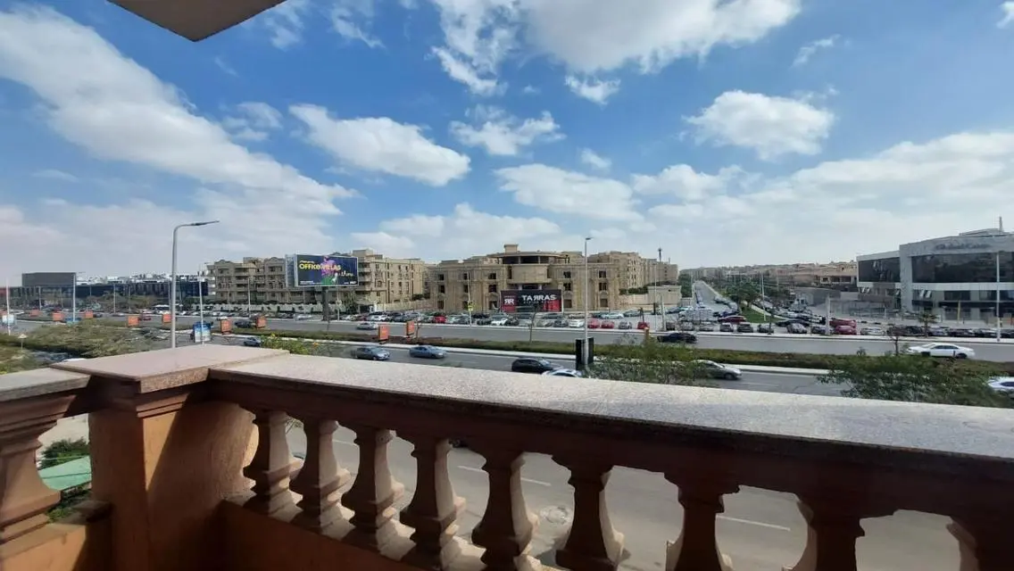 شقة بمساحة 220 متر مطلة على معلم رئيسي