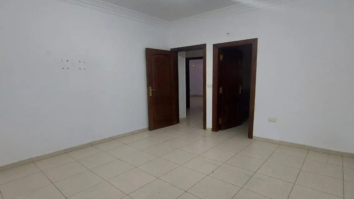 شقة بمساحة 220 متر مطلة على معلم رئيسي