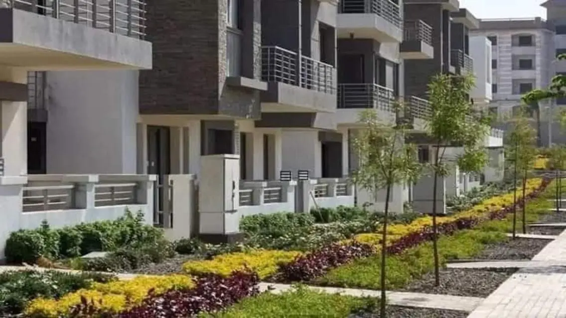 فيلا فاخرة للبيع مع حديقة ومسبح مشترك
