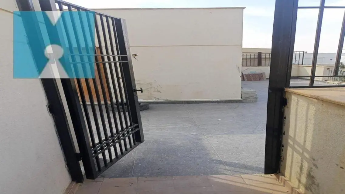 شقة فاخرة 250 متر مع شرفة وحارس أمن