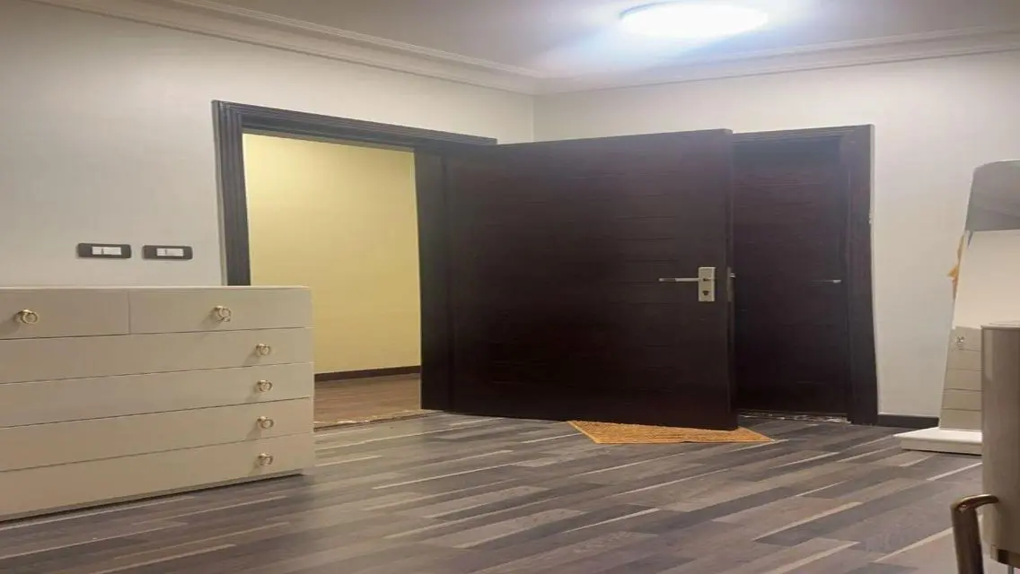 شقة رائعة للبيع بمساحة شاسعة