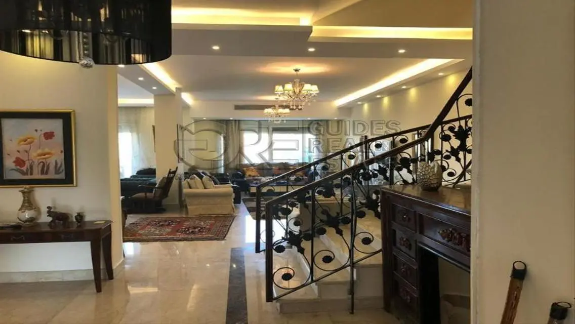شقة فاخرة بمساحة واسعة مع مسبح وحديقة خاصة