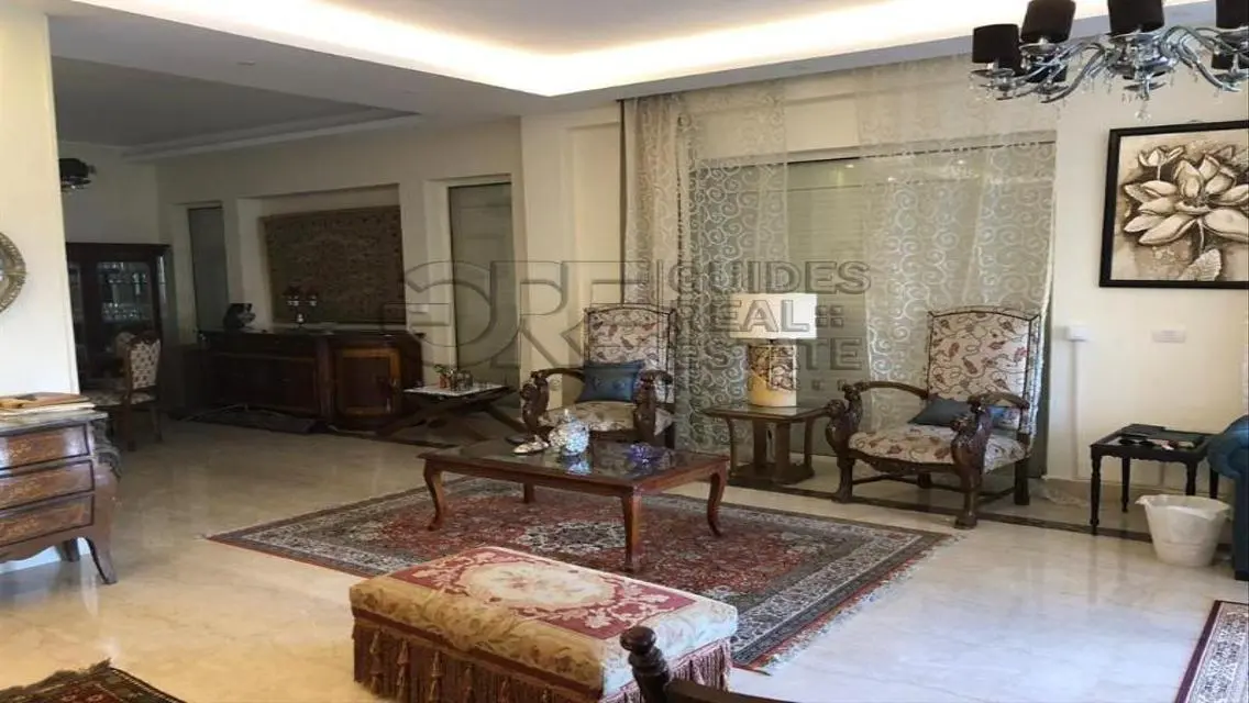 شقة فاخرة بمساحة واسعة مع مسبح وحديقة خاصة