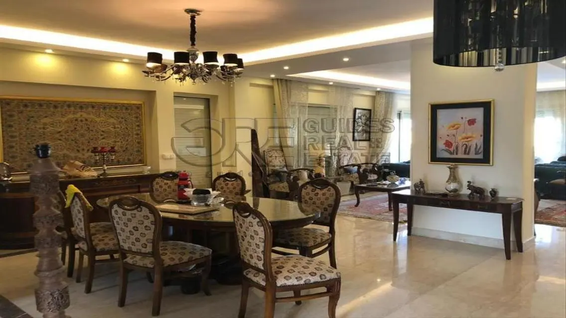 شقة فاخرة بمساحة واسعة مع مسبح وحديقة خاصة