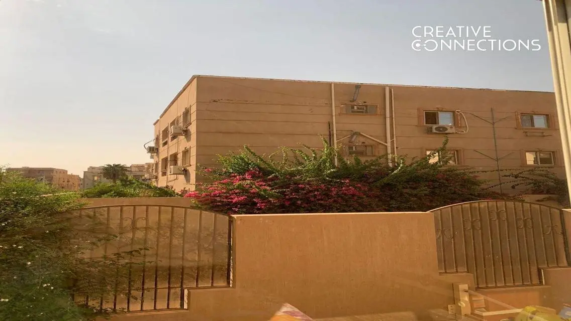شقة فاخرة ذات إطلالة مزدوجة للبيع